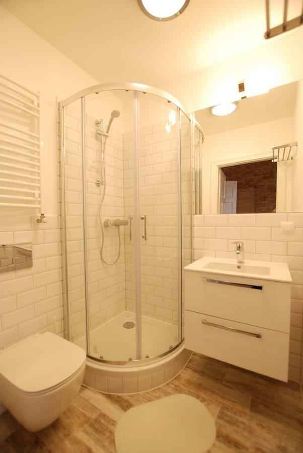 Apartment 21 *